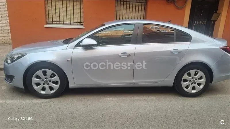 Usado Opel Insignia Selective 120 CV (88 kW) 2015 Gris / plata Berlina