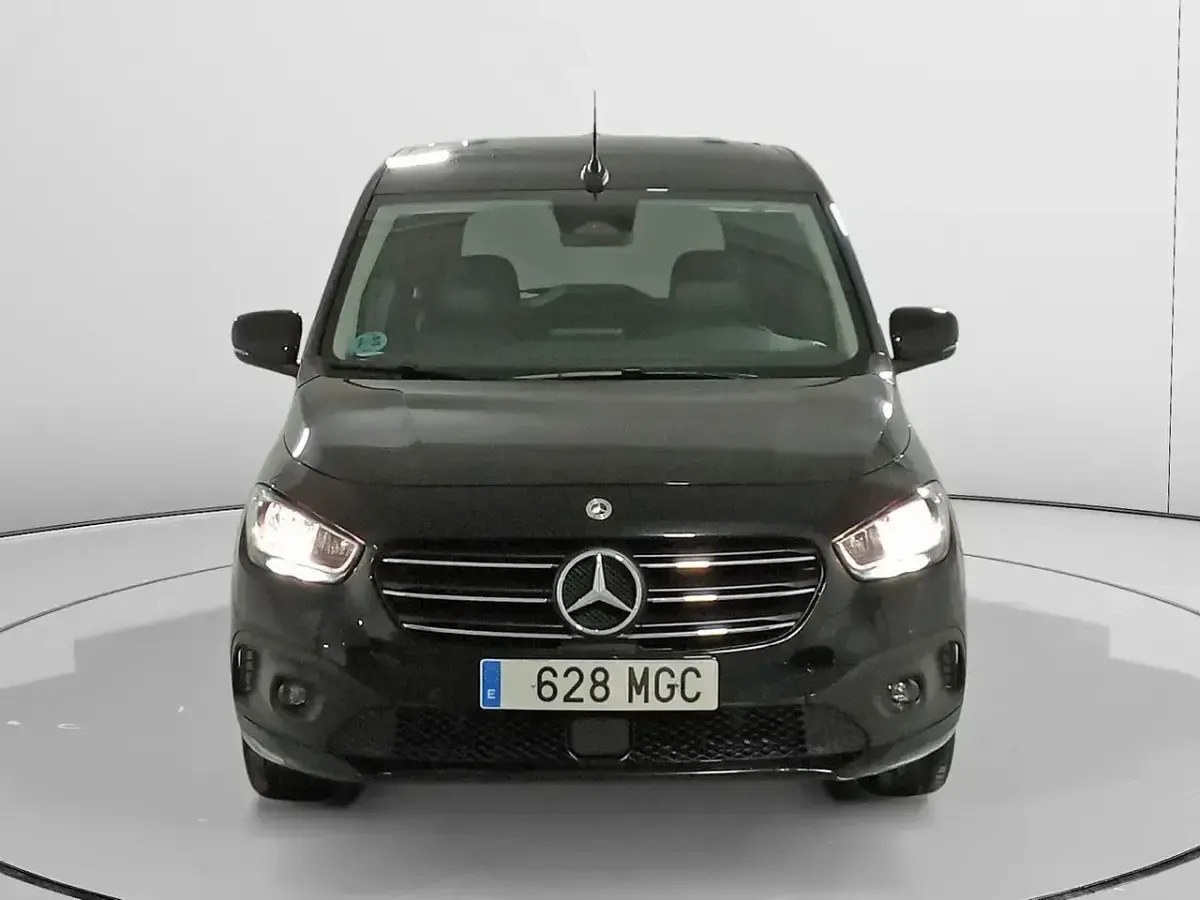 Usado Mercedes T180 116 CV (85 kW) 2023 Negro Monovolumen
