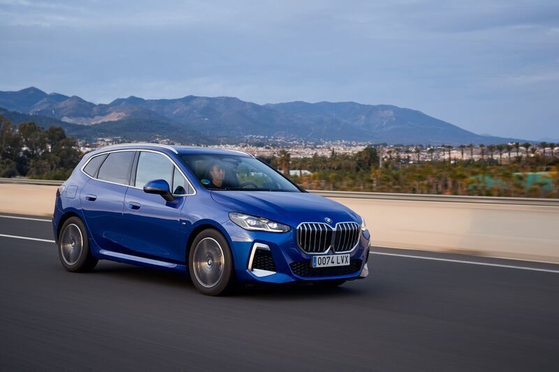 Gris Nuevo 2024 BMW 218 Active Tourer Performance Monovolumen | 38.568 € (Precio justo) - Imagen 1/2