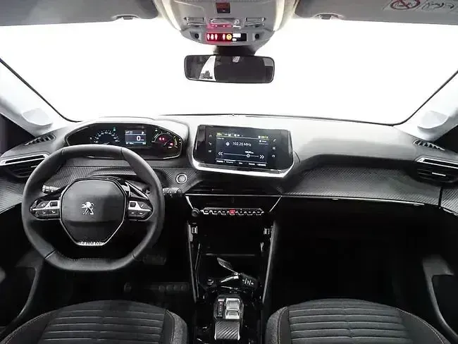 Usado Peugeot e-208 Active 100 kW (136 CV) 2023 Blanco Utilitario