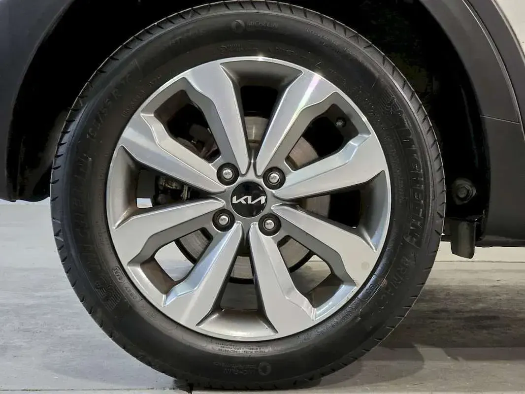 Usado Kia Stonic 101 CV (74 kW) 2023 Blanco SUV