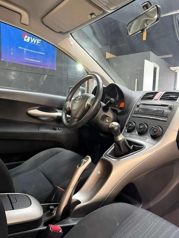 Usado Toyota Auris Active 90 CV (66 kW) 2009 Gris Utilitario