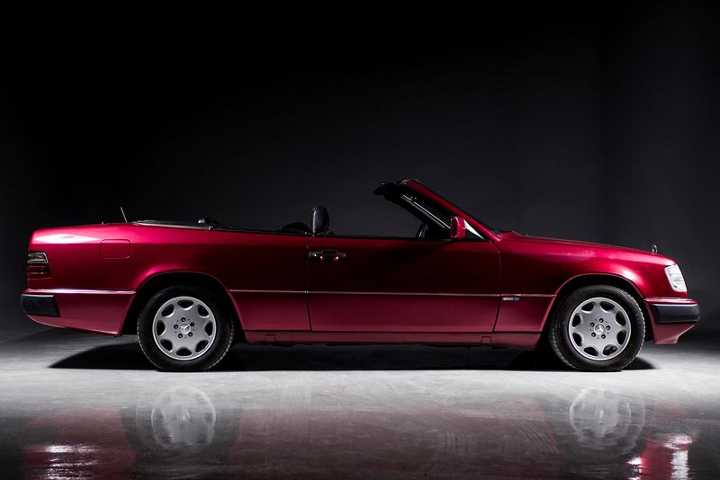 Usado Mercedes E300 220 CV (161 kW) 1993 Rojo Descapotable