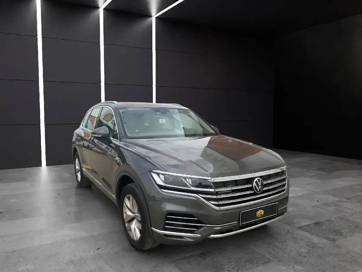 Usado VW Touareg 380 CV (279 kW) 2023 Gris metalizado SUV