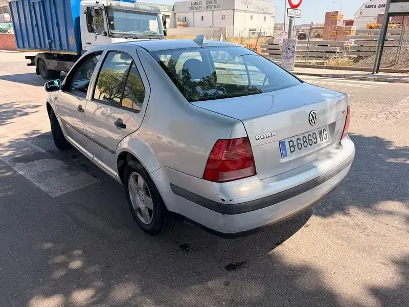 Usado VW Bora Conceptline 90 CV (66 kW) 1999 Gris / plata Berlina