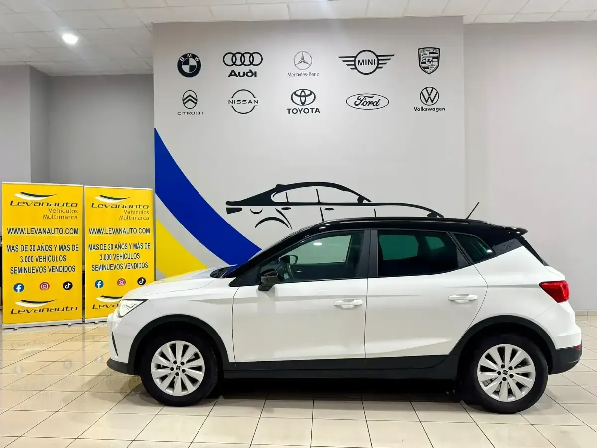 Usado Seat Arona Ecomotive 110 CV (80 kW) 2021 Blanco SUV