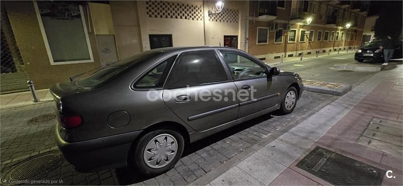 Usado Renault Laguna 95 CV (69 kW) 1995 Gris / plata Berlina