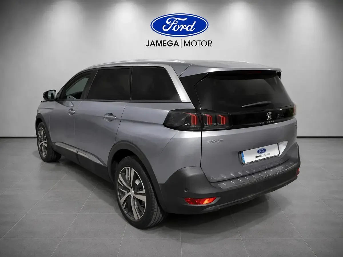 Usado Peugeot 5008 Allure 130 CV (95 kW) 2021 Gris SUV