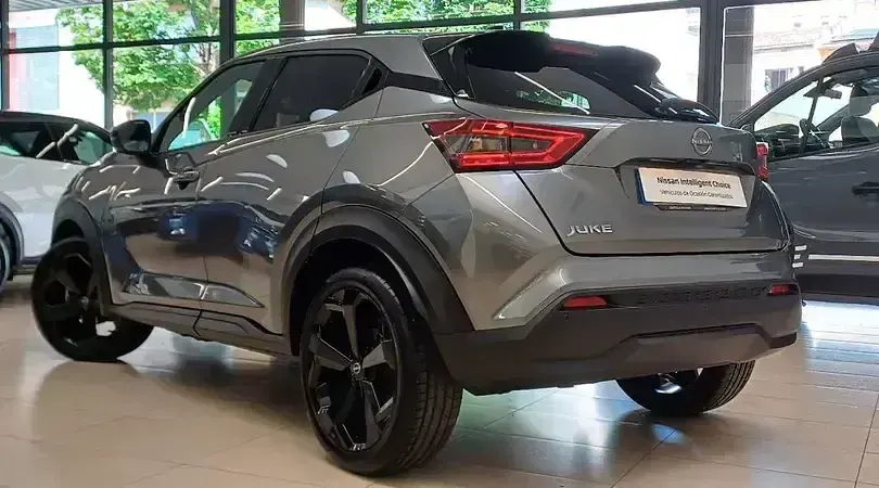 Usado Nissan Juke Tekna 114 CV (83 kW) 2025 Skline grey (metalizado) techo SUV