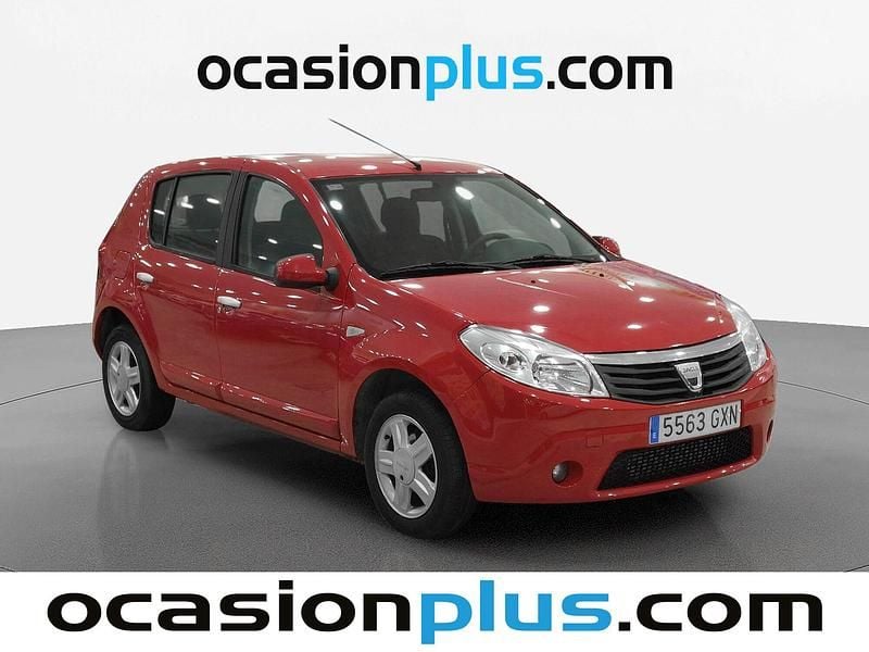 Usado Dacia Sandero Lauréate 70 CV (51 kW) 2010 Rojo Utilitario