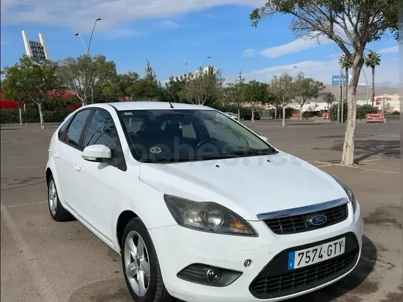 Usado Ford Focus Trend 109 CV (80 kW) 2010 Blanco Berlina