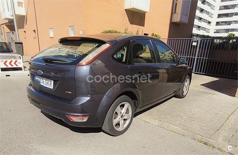 Usado Ford Focus Titanium 115 CV (84 kW) 2009 Gris / plata Berlina