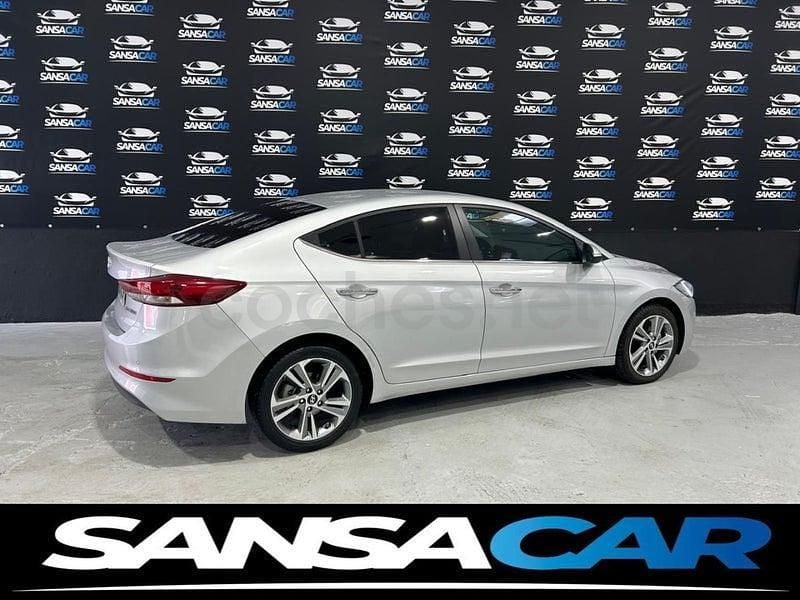 Usado Hyundai Elantra 128 CV (94 kW) 2018 Gris / plata Berlina