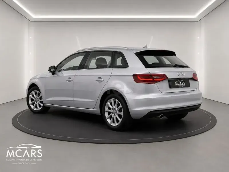 Usado Audi A3 Attraction 110 CV (80 kW) 2016 Gris / plata Berlina