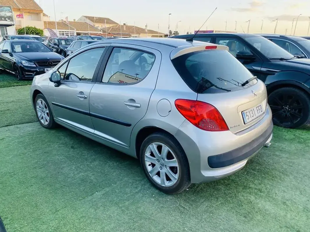 Usado Peugeot 207 109 CV (80 kW) 2007 Plateado Utilitario