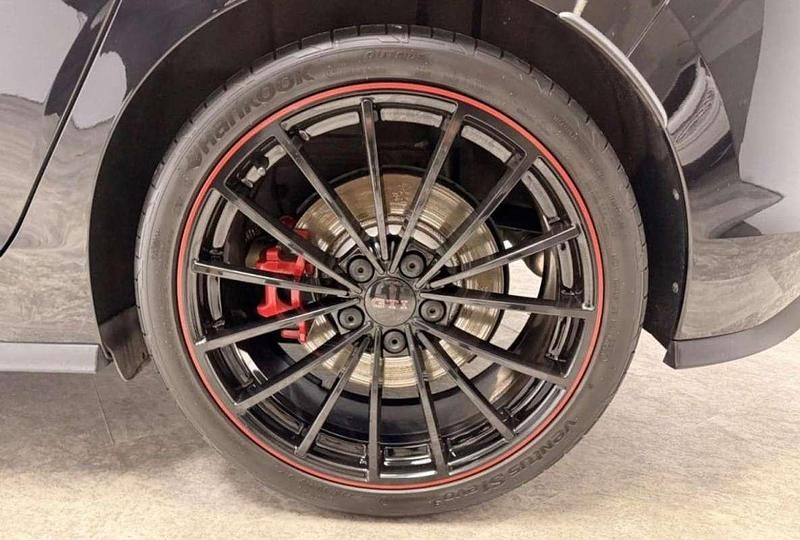 Usado VW Golf VIII GTI 300 CV (220 kW) 2023 Negro Utilitario