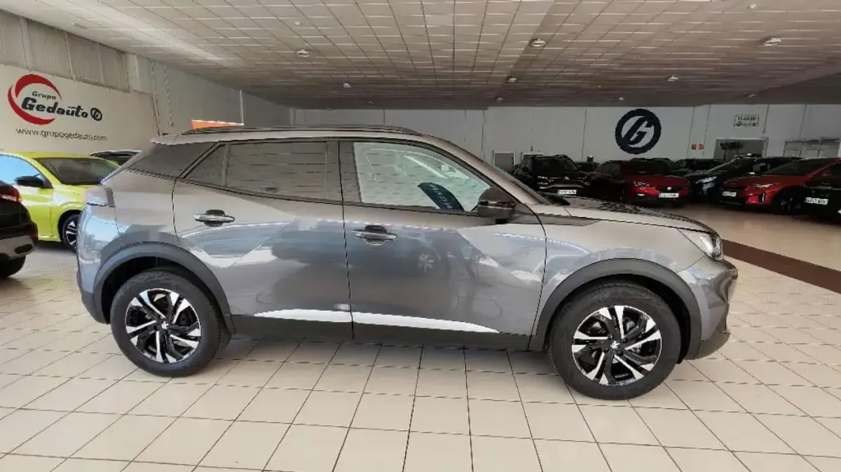 Usado Peugeot 2008 Allure 131 CV (96 kW) 2022 Gris SUV