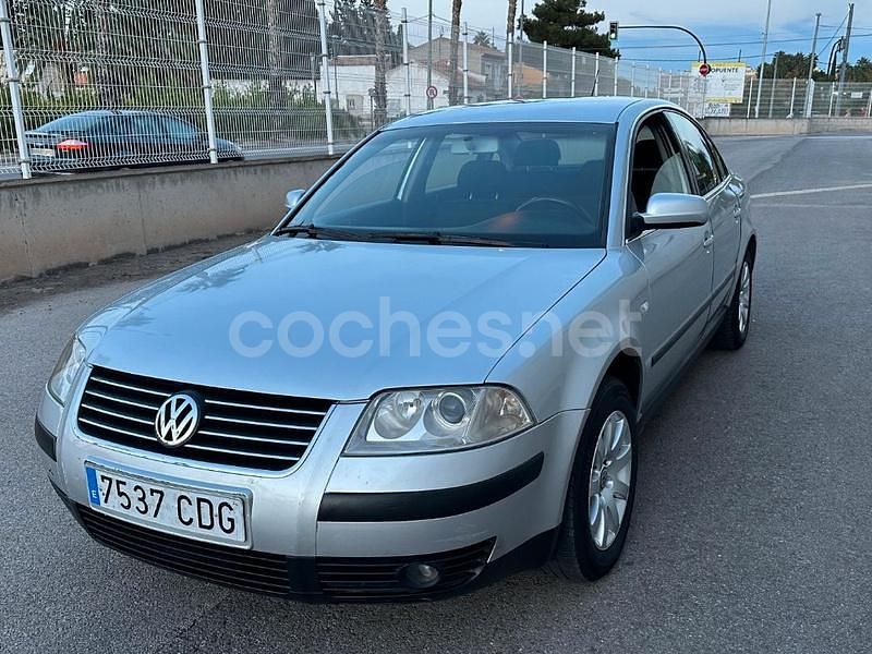 Gris / plata Usado 2003 VW Passat Highline Berlina | 4200 € (Precio justo) - Imagen 1/4