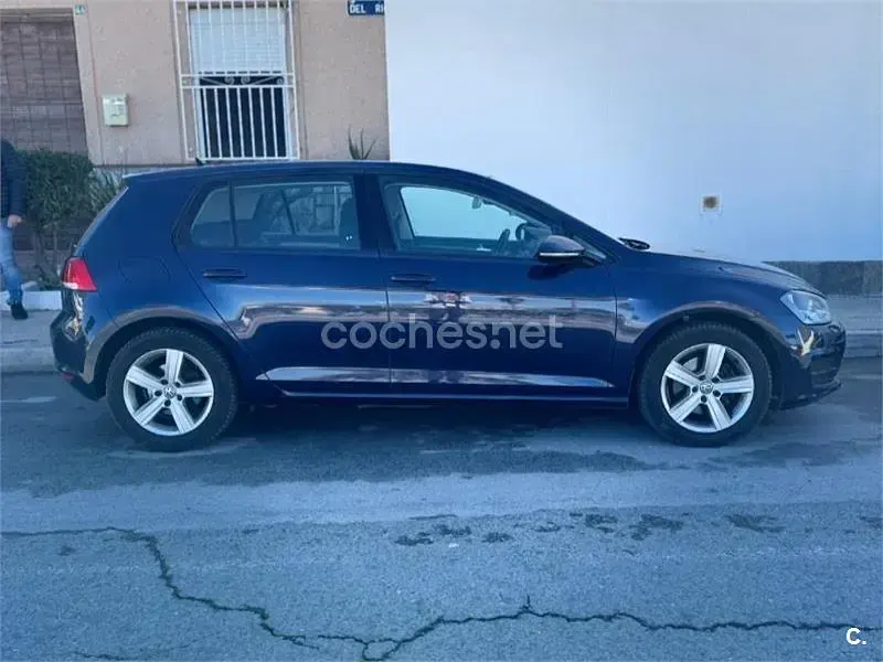 Usado VW Golf VII 105 CV (77 kW) 2013 Azul Berlina