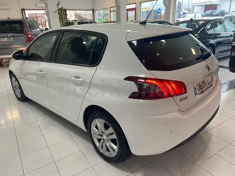 Usado Peugeot 308 Active 130 CV (95 kW) 2020 Blanco Berlina