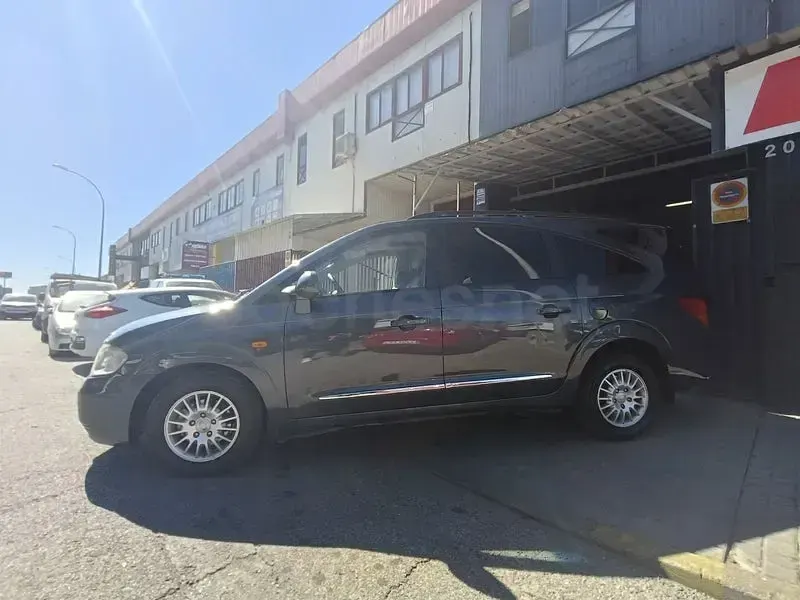 Usado SsangYong Rodius Limited 155 CV (114 kW) 2013 Gris / plata Monovolumen