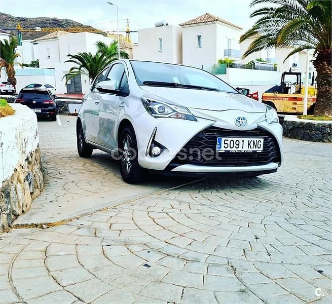 Usado Toyota Yaris Hybrid Active 100 CV (73 kW) 2018 Gris / plata Berlina