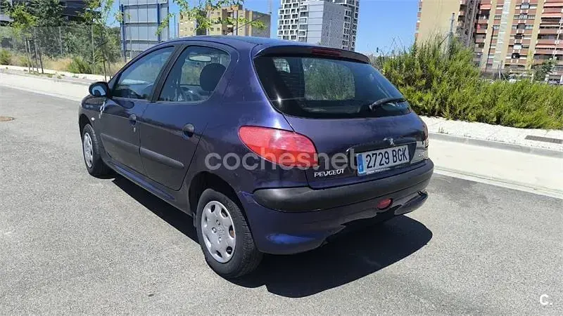 Usado Peugeot 206 75 CV (55 kW) 2000 Azul Berlina