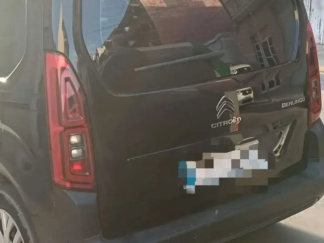 Usado Citroën Berlingo Feel 102 CV (75 kW) 2021 Negro Monovolumen