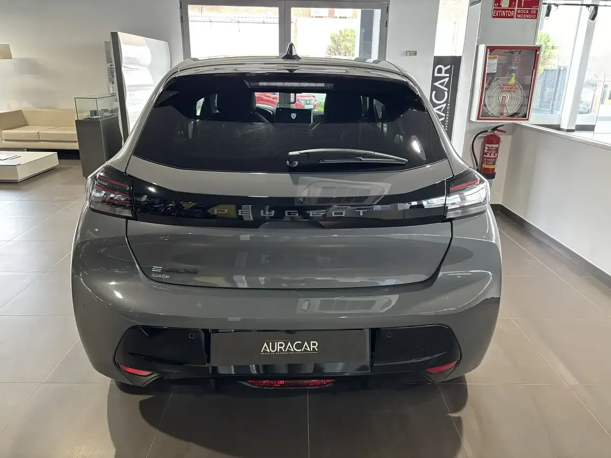 Usado Peugeot e-208 Allure 100 kW (136 CV) 2026 Gris Utilitario