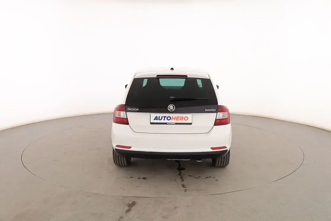 Usado Skoda Rapid 90 CV (66 kW) 2017 Blanco Utilitario