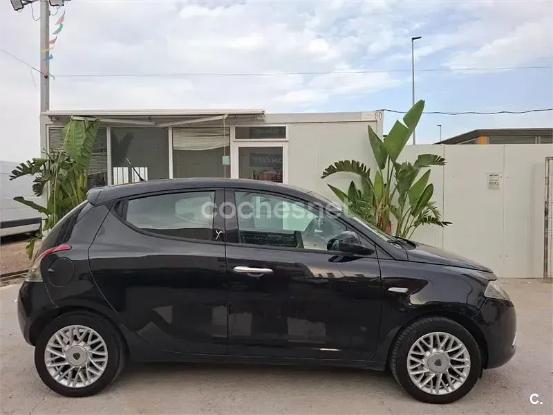 Usado Lancia Ypsilon 95 CV (69 kW) 2013 Negro Utilitario