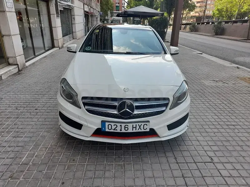 Usado Mercedes A180 AMG line 109 CV (80 kW) 2014 Blanco Utilitario