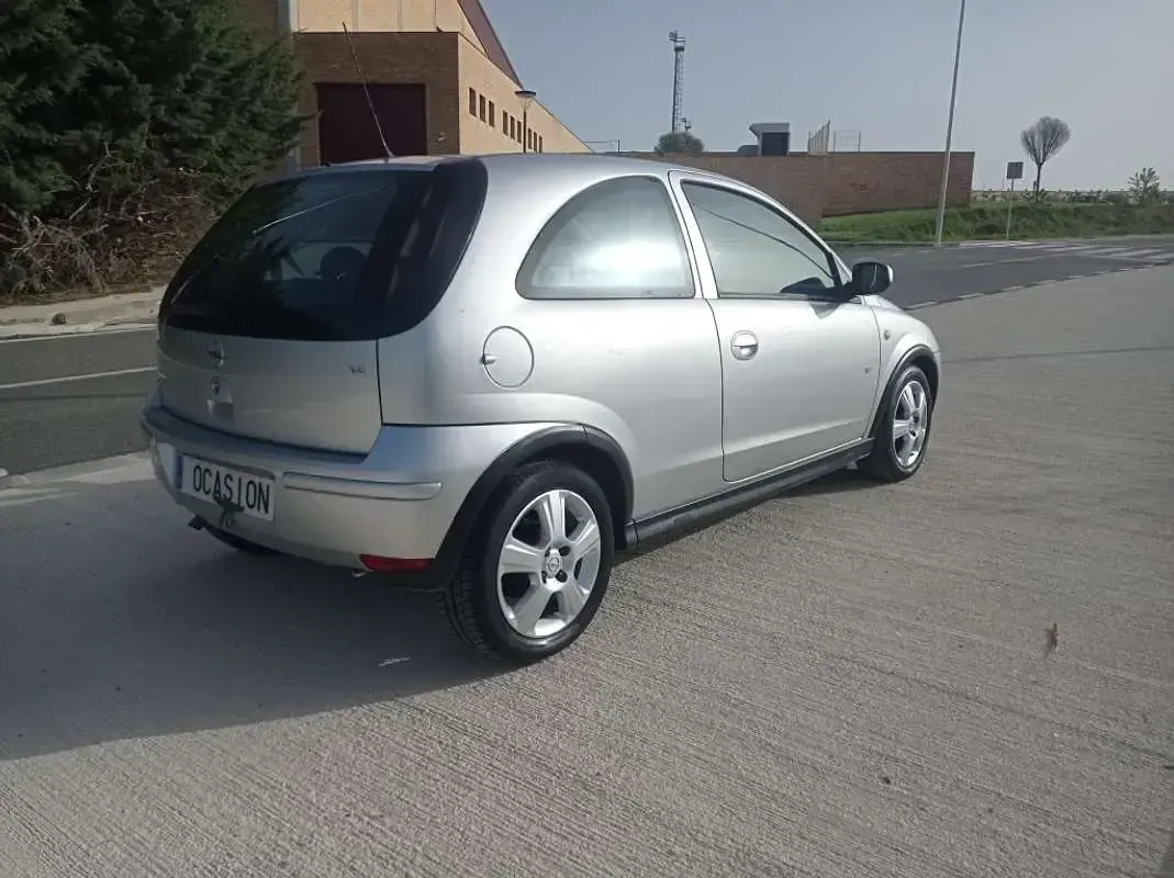 Usado Opel Corsa 80 CV (58 kW) 2005 Plateado Utilitario