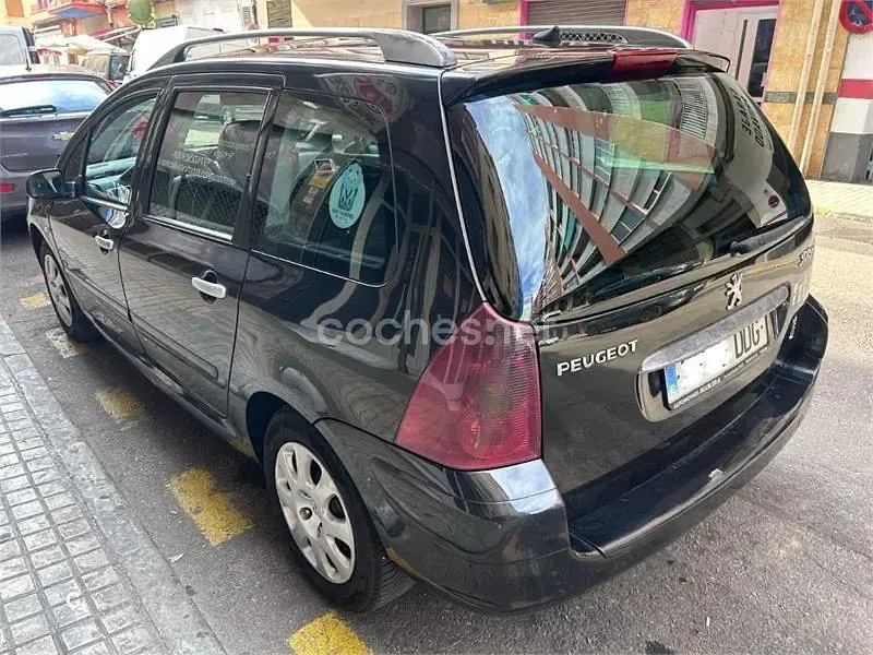 Usado Peugeot 307 110 CV (80 kW) 2005 Negro Familiar