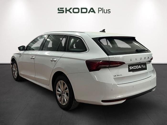 Blanco Usado 2025 Skoda Octavia Selection Familiar | 28.500 € (Super precio) - Imagen 1/4
