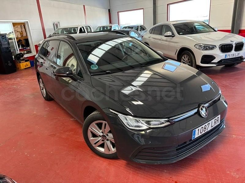 Usado VW Golf VIII Life 115 CV (84 kW) 2021 Gris / plata Familiar