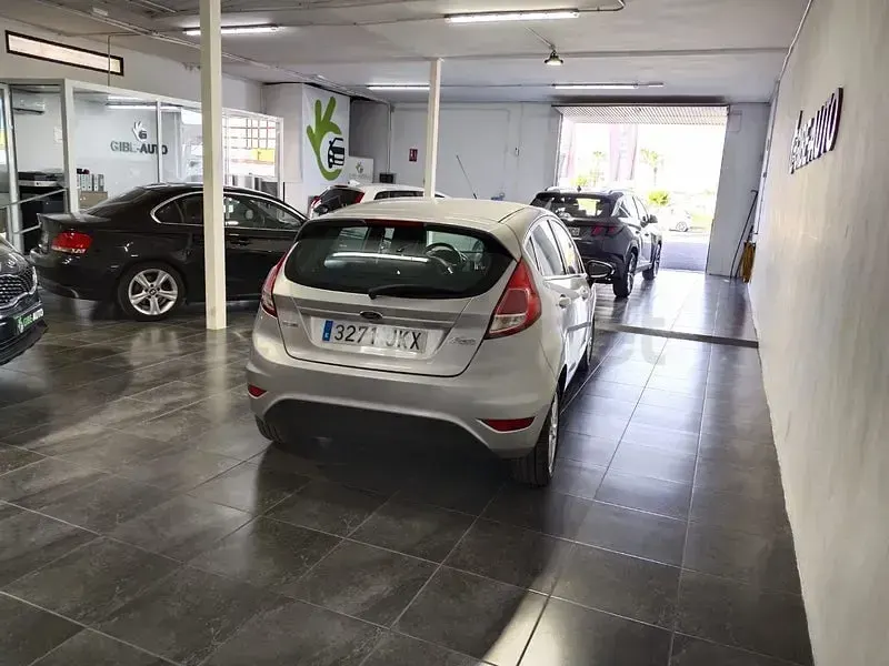 Usado Ford Fiesta Titanium 100 CV (73 kW) 2016 Gris / plata Utilitario