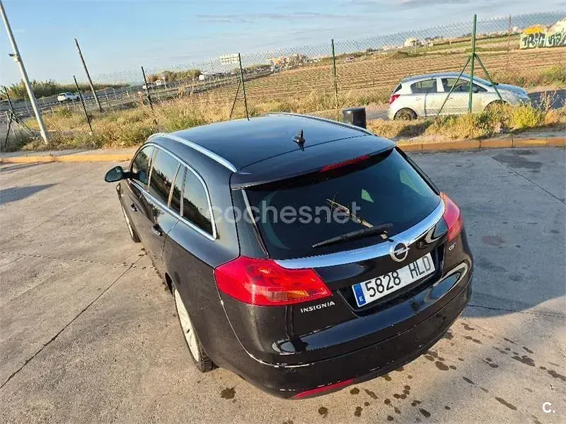 Usado Opel Insignia Sport 160 CV (117 kW) 2012 Negro Familiar