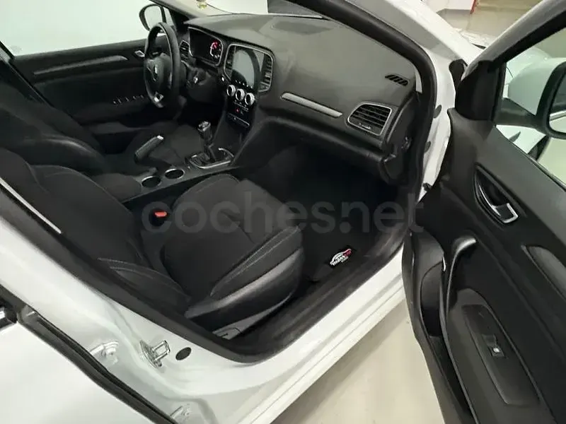 Usado Renault Mégane II Intens 115 CV (84 kW) 2021 Blanco Berlina