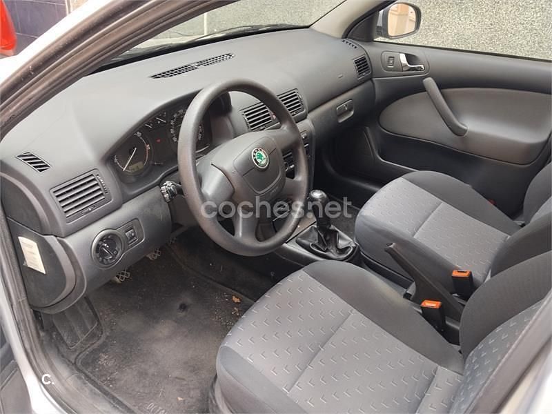 Usado Skoda Octavia Tour 101 CV (74 kW) 2009 Gris / plata Berlina