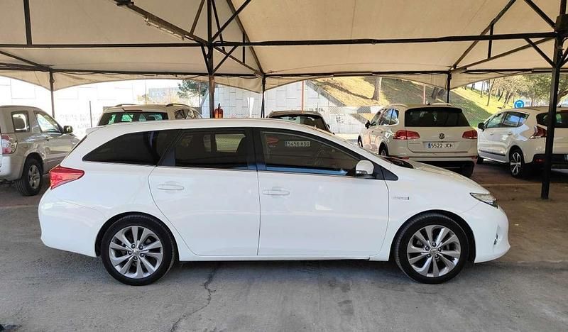 Usado Toyota Auris Touring Sports Advance 136 CV (100 kW) 2015 Blanco Familiar