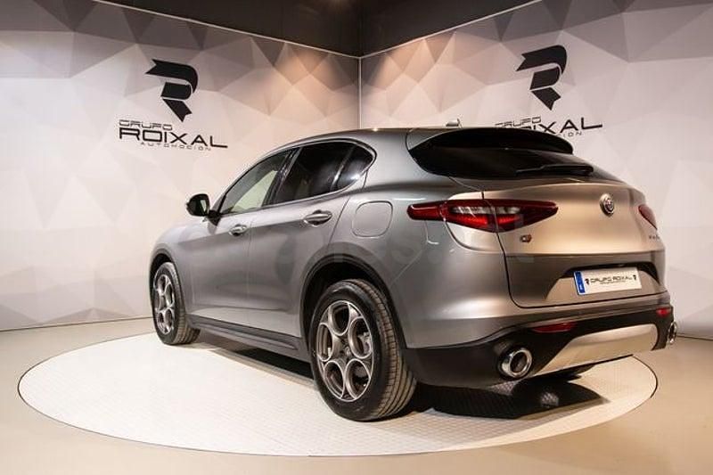 Usado Alfa Romeo Stelvio Sprint 190 CV (139 kW) 2020 Gris / plata SUV