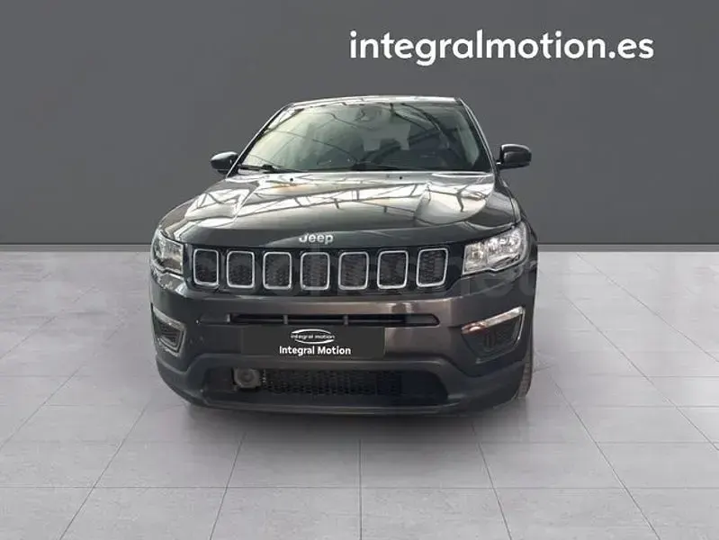 Usado Jeep Compass Longitude 140 CV (102 kW) 2018 Gris / plata SUV