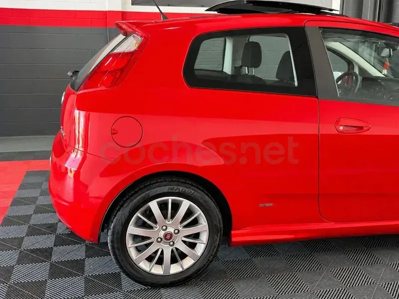 Usado Fiat Grande Punto Dynamic 90 CV (66 kW) 2007 Rojo Utilitario