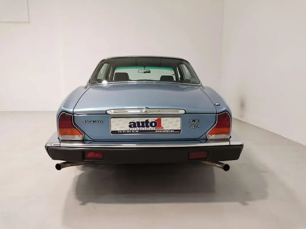 Usado Jaguar XJ6 Sovereign 204 CV (150 kW) 1982 Azul Berlina