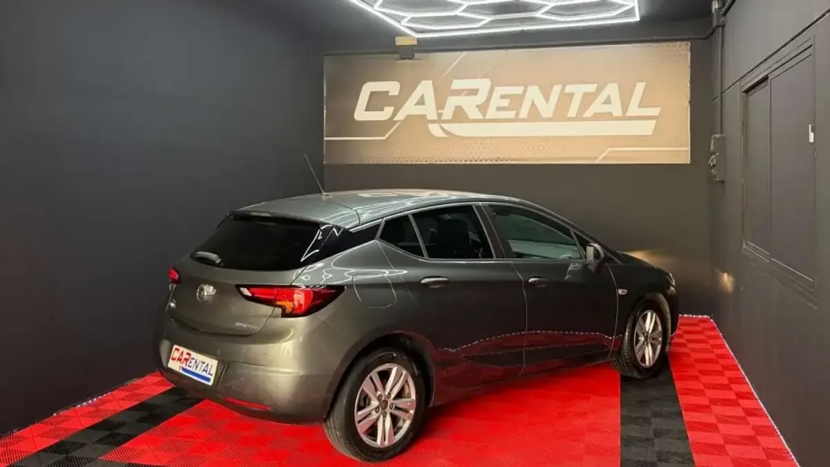 Usado Opel Astra Business 110 CV (80 kW) 2018 Gris Utilitario