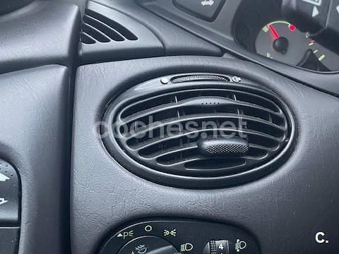 Usado Ford Focus Trend 100 CV (73 kW) 2004 Granate Berlina