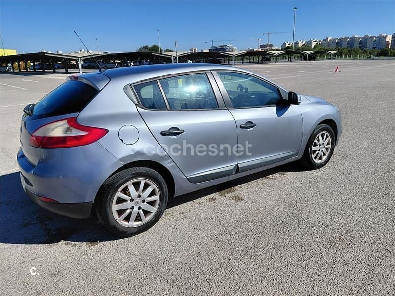 Usado Renault Mégane Authentique 100 CV (73 kW) 2009 Azul Berlina