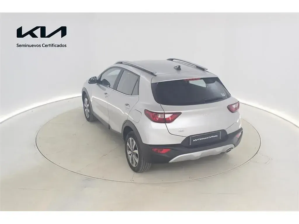Usado Kia Stonic 101 CV (74 kW) 2024 Gris plata SUV