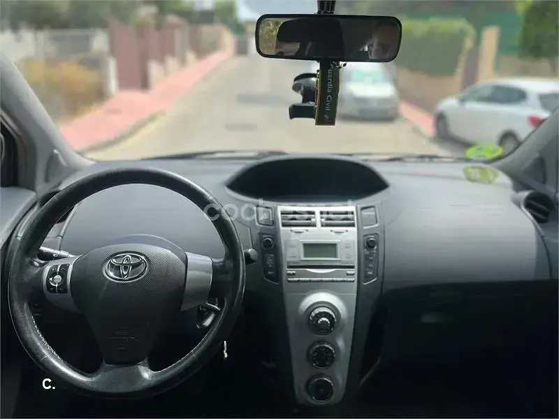Usado Toyota Yaris Sol 87 CV (63 kW) 2006 Negro Berlina
